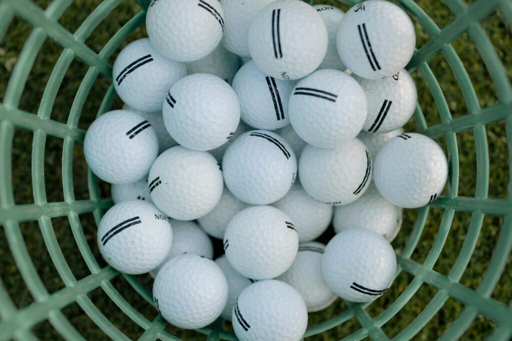 En masse hvide golfbolde